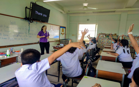 ครูต่างชาติสอนภาษาอังกฤษที่บ้านแบบไหนเหมาะกับลูก ฟังเทคนิคเลือก
